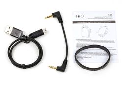 Ladekabel for USB, men ingen egen lader. Minijack-kabel, gummistrikk og bruksanvisning. Det er hva du får med når du kjøper FiiO E11.