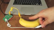 Les Styr dataspillet med en banan