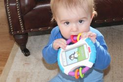 Steffen forsøker å spise mobiltelefonen, men fire tenner er åpenbart ingen utfordring for Fisher-Price-etuiet.