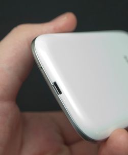 Før lanseringen ble det spekulert i at Samsung ville flytte på USB-porten som tradisjonelt har hatt sin plass nederst i midten. Det gjorde de ikke.