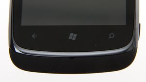 Nederst finner du de tre vanlige Windows Phone-knappene, som er av berøringstypen.