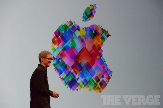 Tim Cook er på scenen.