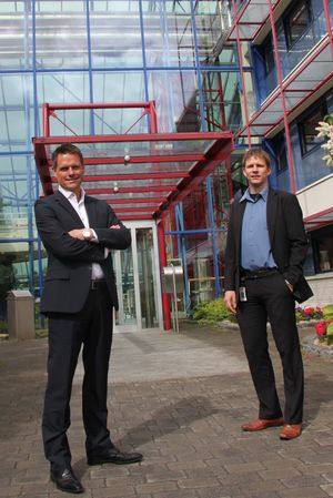 "Vidar Vorpenes (venstre) og Steinar H. Nygaard foran inngangen til det spektakulære Canon-bygget på Holmlia.