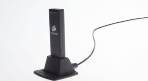 Den lille USB-dongelen er alt du trenger å koble til PC-en for å få lyd til hodesettet. Stativet er der for å la deg plassere senderen hvor du vil.