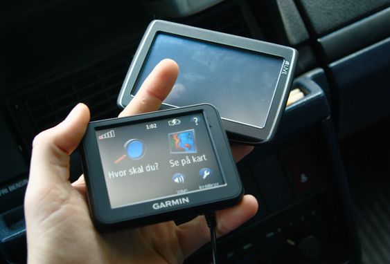 Her er Garmin Nüvi 30 med 3,5 tommers skjerm sammenlignet med en GPS med den vanligste skjermstørrelsen på 4,3 tommer.