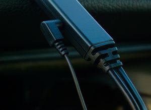 TMC-antenna er på ladeledningen, og du kan plugge inn en ekstraantenne for bedre dekning. Denne festes så med sugekopper til frontruta.