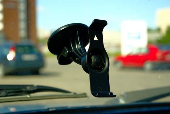 Det er lett å løsne og feste GPS-en fra stativet sitt.
