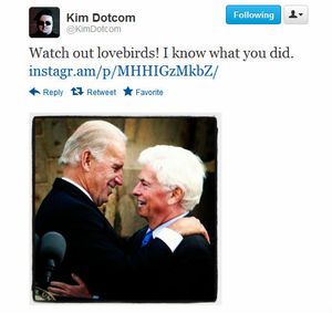 På et av bildene Dotcom har lagt ut ser man den amerikanske visepresidenten Joe Biden omfavne MPAA-sjefen Chris Dodd. Antageligvis er han ikke stor fan av noen av dem.