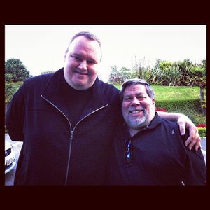 Kim Dotcom sammen med Apple-gründeren Steve Wozniak. Akkurat når bildet er tatt er ikke sikkert, men Dotcom skriver at Woz var på besøk hos han mens han satt i husarrest.
