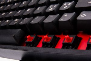 Steelseries 6Gv2 har fått røde brytere og en rød bakplate, for å skille seg fra forgjengeren.