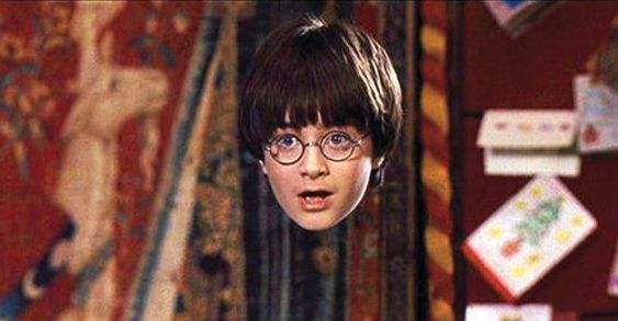 Harry Potter, her i Daniel Radcliffes skikkelse, med en usynlighetskappe.