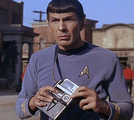 Spock (Leonard Nimoy) med en tricorder.