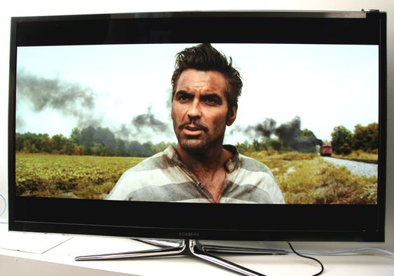 Samsung PS64E8005 har et kamera på toppen av TV-en.