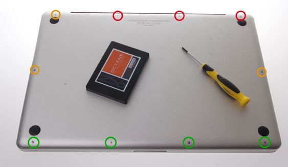 Skruene på baksiden av MacBooken er forskjellige, så pass på hvor du legger de, så du ikke setter de inn feil.