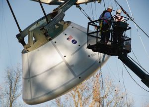 HARD LANDING: NASA tester hvordan Orion tåler landingen i vann under ekstreme forhold i et basseng ved Langley Research Center i Hampton i Virginia. Se video av testen lenger ned i artikkelen.
