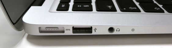 «Gamle» MacBook Air, med mikrofonhull til høyre for lydutgangen.
