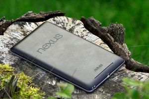 Baksiden av Nexus 7 er laget i et gummiaktig plastmateriale. .