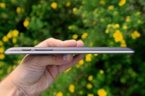 Google Nexus 7 er med sine 10,5 millimeter tykkere enn 10-tommers nettbrett som iPad og Samsung Galaxy Tab 2 10.1.