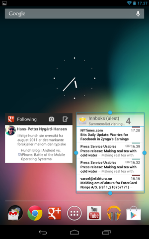Det er tilsammen fem startskjermer som hver kan inneholde snarveier, mapper og widgeter. Her har vi lagt på widgeter for Google+ og e-post.
