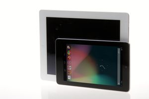Om ikke Google Nexus 7 kan kalles "lommevennlig", så har den i hvert fall et mer hendig format enn iPad (bak). Skjermen er i 16:10-format, mens iPad har 4:3-format, noe som gjør Nexus-skjermen bedre tilpasset film. .