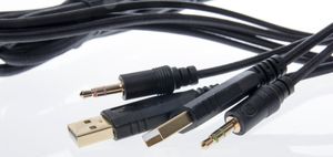 To USB-kontakter, én mikrofonkontakt og én høyttalerkontakt er det som skal kobles til i maskinen din.