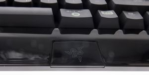 Razer-logoen lyser blått så fort du plugger inn tastaturet i datamaskinen din.