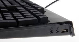Utgangene fra tastaturet er plassert på høyresiden.