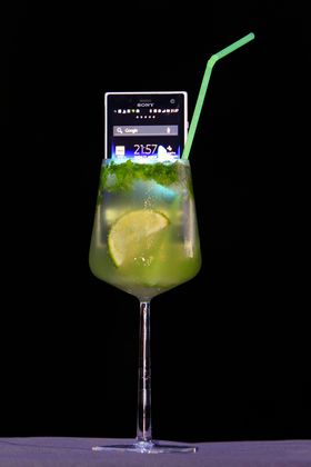 Vi puttet Sony Xperia Acro S i drinken. Vinneren av konkurransen får selvfølgelig en helt ny telefon uten lukt av Mojito.