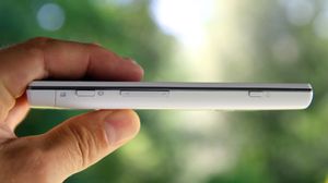 Telefonen er 1,19 cm tykk. På høyre side ser du fra venstre en dedikert kameraknapp, volumknapper og av/på-knapp.
