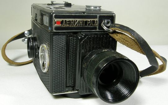 På utsiden ser det ut som et gammel Smena 8 mm videokamera..
