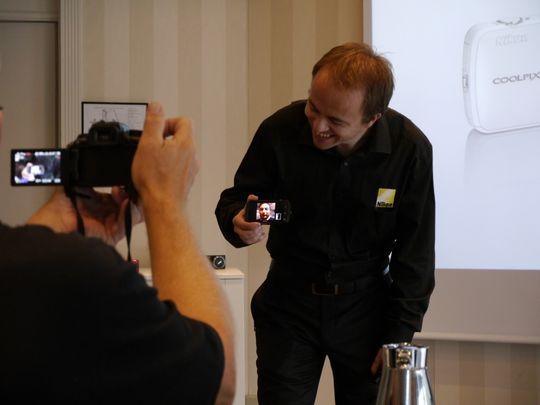 Nikons produktspesialist Jon Aasen viser frem det nye Androidkameraet Coolpix S800c.