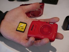Coolpix S01 gir begrepet "kompaktkamera" en helt ny mening.