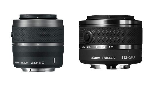 Nikon 1 Nikkor VR 30-110 mm f/3.8-5.6 og Nikon 1 Nikkor VR 10-30 mm f/3.5-5.6.