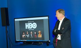 Hervé Payan viser fram et par av seriene som vi får se via HBO Nordic.
