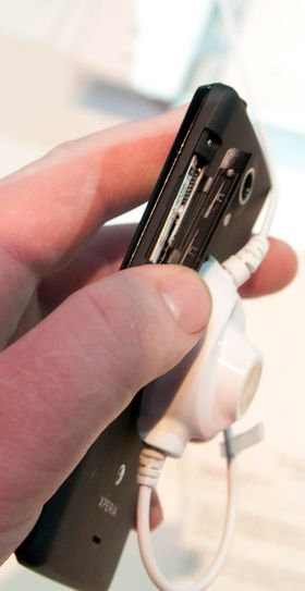 Det er ikke mange løse deler på Xperia T, og den ene luken produsenten har lagt til er av grei størrelse og den sitter godt på plass.