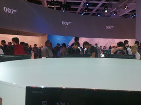 Vi knipset noen bilder med Xperia T, men messebelysningen var ikke optimal for denslags aktiviteter.