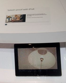 Xperia Tablet S er ikke fullstendig vanntett, men den skal tåle en god dusj likevel.