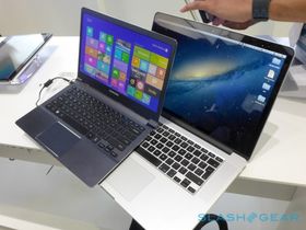 Samsungs nye bærbare datamaskin plassert på toppen av Apple Macbook Pro med Retina-skjerm.