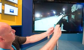 En av Intels ansatte viser frem panorering i videoavspilling på en annen Intel-basert telefon. Her kan du trekke fingrene rundt på skjermen for å endre kameravinkel sømløst mens videoen spilles. Dette kan også gjøres med Grand X IN.