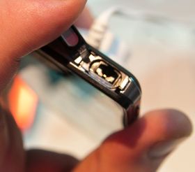 Minijack-kontakten sitter i en fordypning. Det er mulig at ikke alle hodetelefoner passer til denne telefonen.