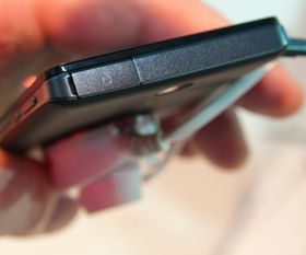 Den matte baksiden og metallrammen gir Xperia V et eksklusivt preg.