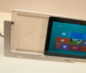 I ladestasjonen får W700 strøm, og flere USB-tilkoblinger. HDMI- og Thunderbolt-tilkoblingene ligger over USB-pluggen og er tilgjengelige når nettbrettet står i stasjonen.