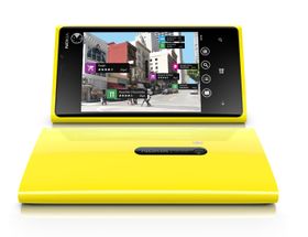 Lumia 920 er, som sine forgjengere, laget i ett enkelt stykke plast (polykarbonat). Det skal gjøre at den er ekstra solid, og ikke tar skade av litt røff håndtering.
