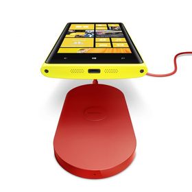 Nokia har sluppet flere tilbehør for trådløs lading av Lumia 920. Dette er en kloss du kan ha liggende på skrivebordet.