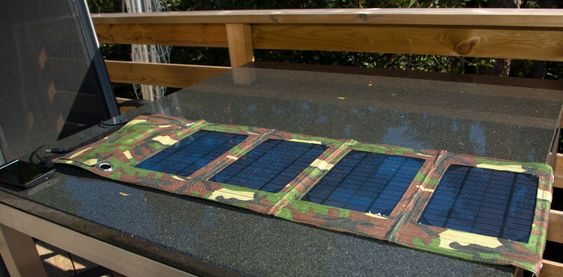 Solcelleladeren fra Mobillader.no foldes ut til en lang remse med fire solcellepaneler.