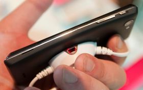 Xperia J er en slank telefon med sine omkring 9 millimeter tykkelse.