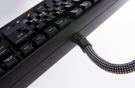 Kabelen som stikker ut fra tastaturet er unormalt tjukk, og veldig stiv.