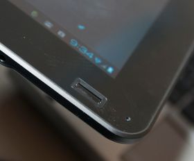 Qualcomms utviklernettbrett for Snapdragon-plattformen har fem små hull som det skjuler seg supersensitive mikrofoner bak. I praksis kan mikrofonene fungere som en sonar.