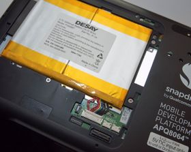 Under luken skjuler det seg et batteri på beskjedne 5200 mAh - og mer av innmaten.