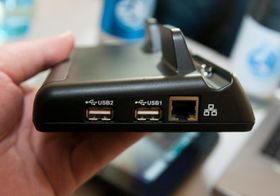 Det hører nemlig til en ladekrybbe som ser slik ut. Her får du også fullstørrelse USB-tilkoblinger og vanlig nettverkskontakt. HDMI-kontakt finner du på andre siden.